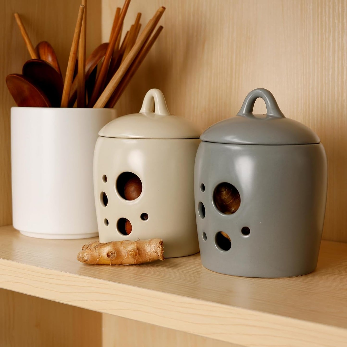 BosilunLife Ceramic Garlic Keeper - Garlic Storage Container with Lid Grey Garlic Jar for Kitchen Garlic Holder Countertop to Keep Your Garlic Cloves Fresh Longer