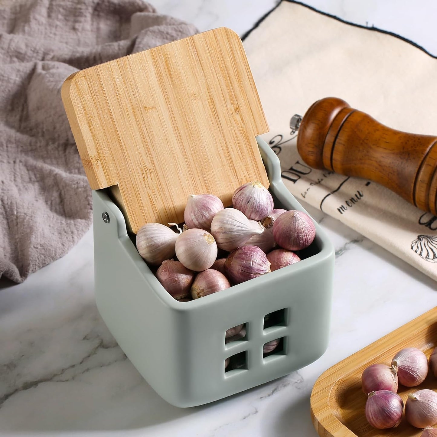 Garlic Container for Counter Ceramic Garlic Keeper Storage Garlic Holder with Lid to Keep Your Garlic Cloves Fresh Longer(Green)